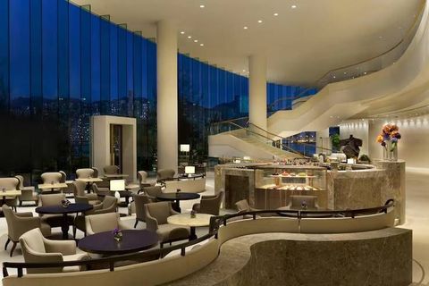 Luxury Business Hotels in Global Tech Hubs: Insights for Business Travelers